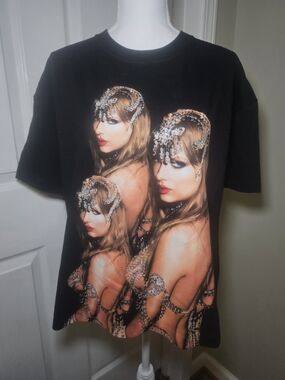 Taylor Swift The Life of a Showgirl It’s Beautiful T Shirt Small Black Official